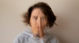 El deterioro de la salud mental de los jóvenes ha deformado la ‘joroba de la infelicidad’
