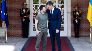 Sánchez ratifica a Zelenski su compromiso con Ucrania en el día de la independencia