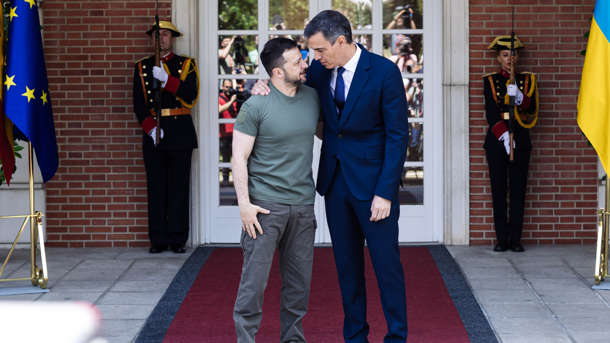 Sánchez ratifica a Zelenski su compromiso con Ucrania en el día de la independencia