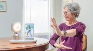 Así es ElliQ, el robot con IA diseñado para combatir la soledad en personas mayores