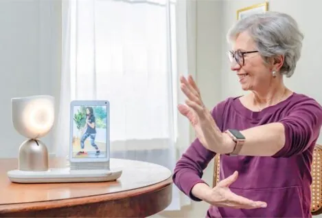 Así es ElliQ, el robot con IA diseñado para combatir la soledad en personas mayores