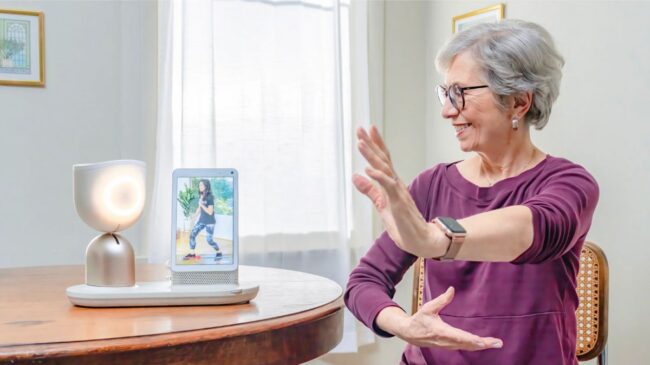 Así es ElliQ, el robot con IA diseñado para combatir la soledad en personas mayores