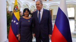 El ministro ruso Lavrov y Delcy Rodríguez se llaman en pleno asedio de EEUU al narco venezolano