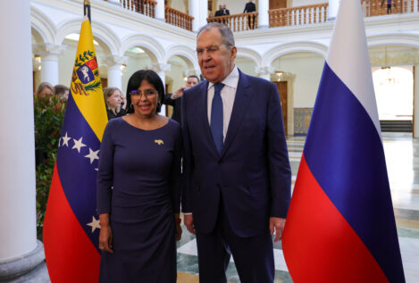 El ministro ruso Lavrov y Delcy Rodríguez se llaman en pleno asedio de EEUU al narco venezolano