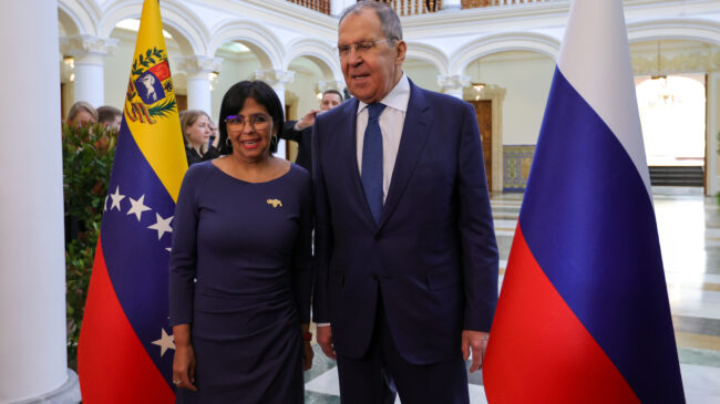 El ministro ruso Lavrov y Delcy Rodríguez se llaman en pleno asedio de EEUU al narco venezolano