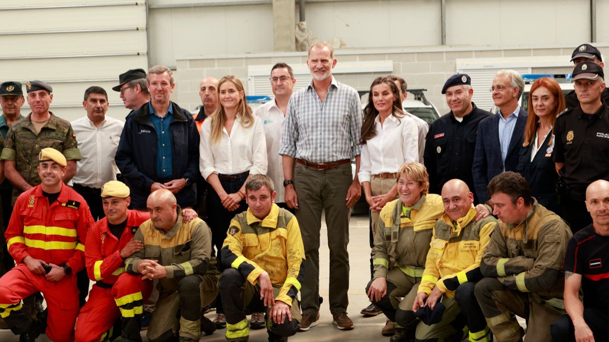 Felipe VI agradece a los efectivos en Orense que combaten el fuego  su «admirable labor»