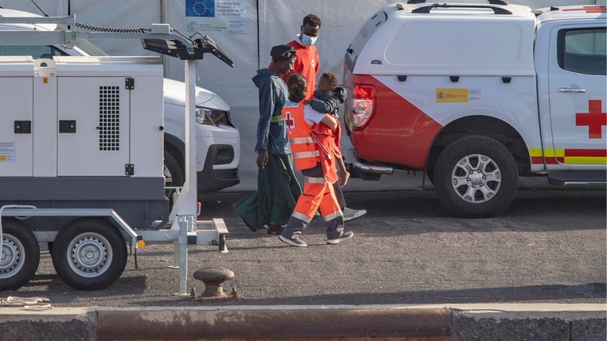 Canarias avisa que la Fiscalía intervendrá si no hay reparto de menores inmigrantes