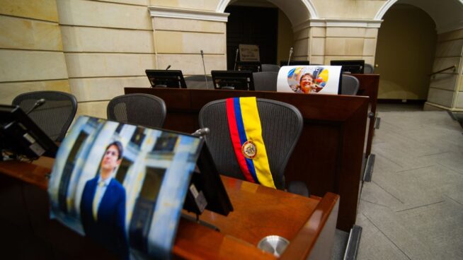 El padre de Miguel Uribe sustituye a su hijo como precandidato presidencial en Colombia