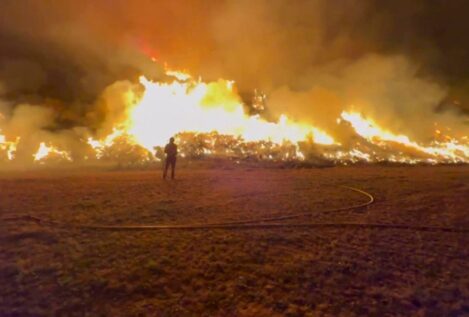 Desplegadas 12 aeronaves y 72 equipos terrestres en el incendio entre León y Asturias