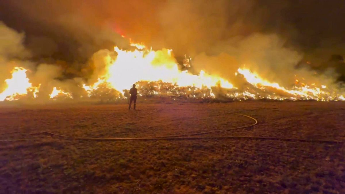 Desplegadas 12 aeronaves y 72 equipos terrestres en el incendio entre León y Asturias