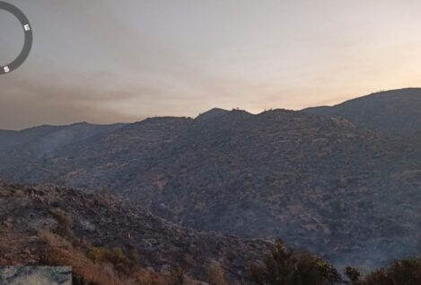 Medios aéreos se suman al incendio de Lubrín (Almería) y siguen trabajos por terreno abrupto