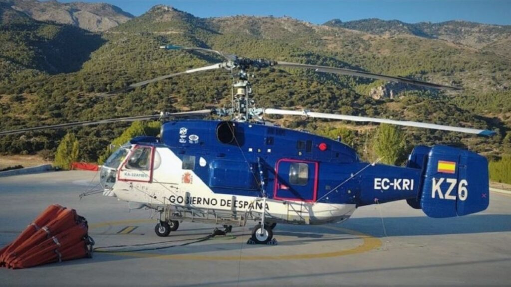 Helicóptero Ka32 antiincendios con la identificación del Gobierno de España en su fuselaje.
