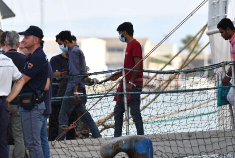 Mueren al menos 26 inmigrantes por un naufragio frente a la isla italiana de Lampedusa