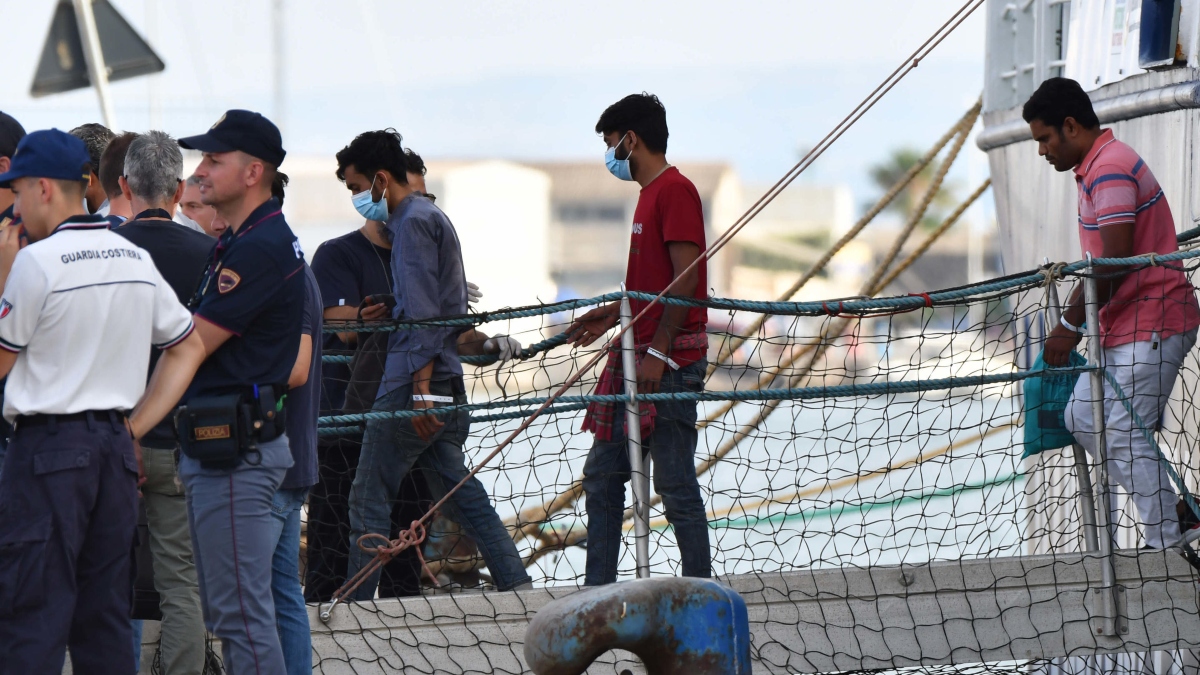 Mueren al menos 26 inmigrantes por un naufragio frente a la isla italiana de Lampedusa