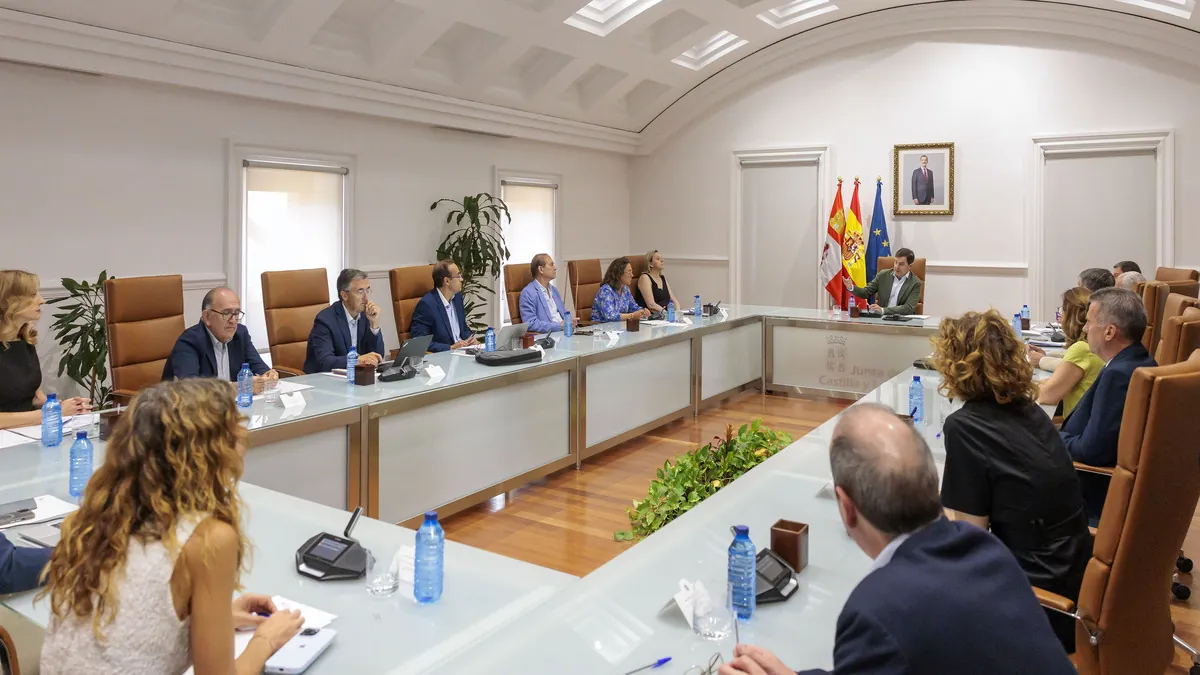 Mañueco reúne a su Gobierno para coordinar la respuesta a los incendios en Castilla y León