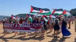 La playa del Sardinero, de nuevo escenario de un baño por el fin del «genocidio» en Gaza