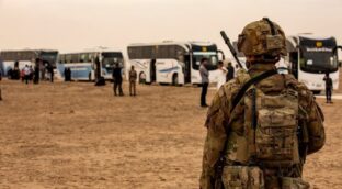 Las fuerzas de EEUU comienzan la retirada de su base principal en Irak