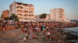 Multas por orinar en público o pasear sin ropa: las ciudades plantan cara a turismo masivo