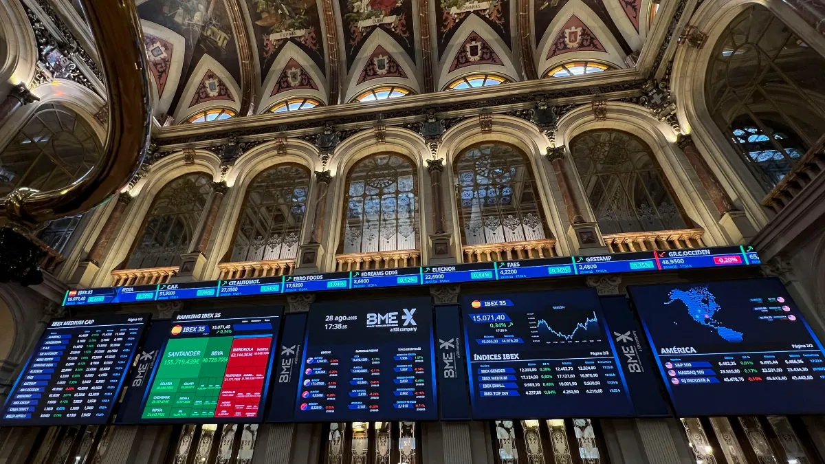 El Ibex 35 suma un 0,34 % y se aproxima a los 15.100 puntos tras el PIB de Estados Unidos