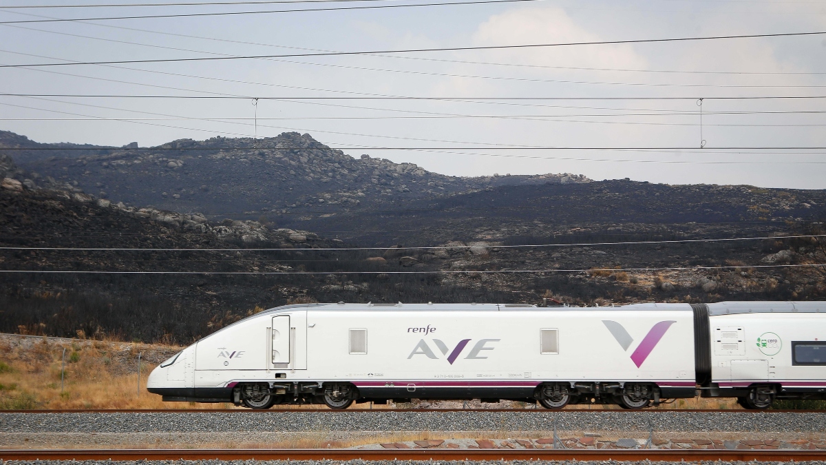 Viajeros critican a Renfe tras la reapertura de la vía Galicia-Madrid: «Gastamos 600 euros más»