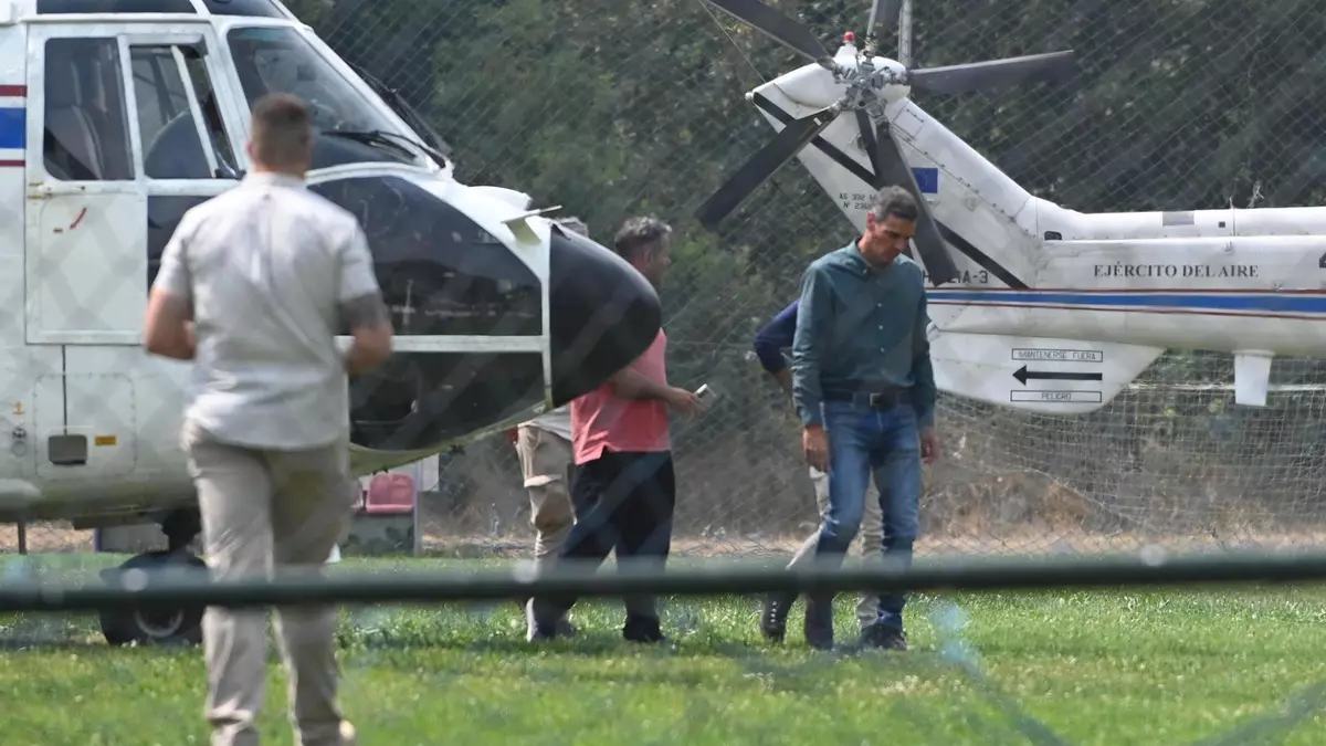 Sánchez usa dos Superpuma para visitar los incendios y deja solo uno para apagarlos
