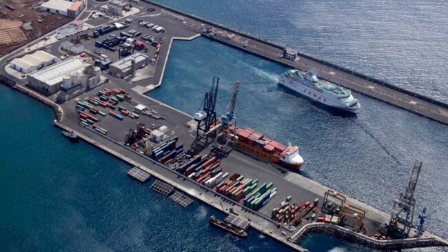 Un remolcador con 49 polizones a bordo llega a Lanzarote procedente de Senegal