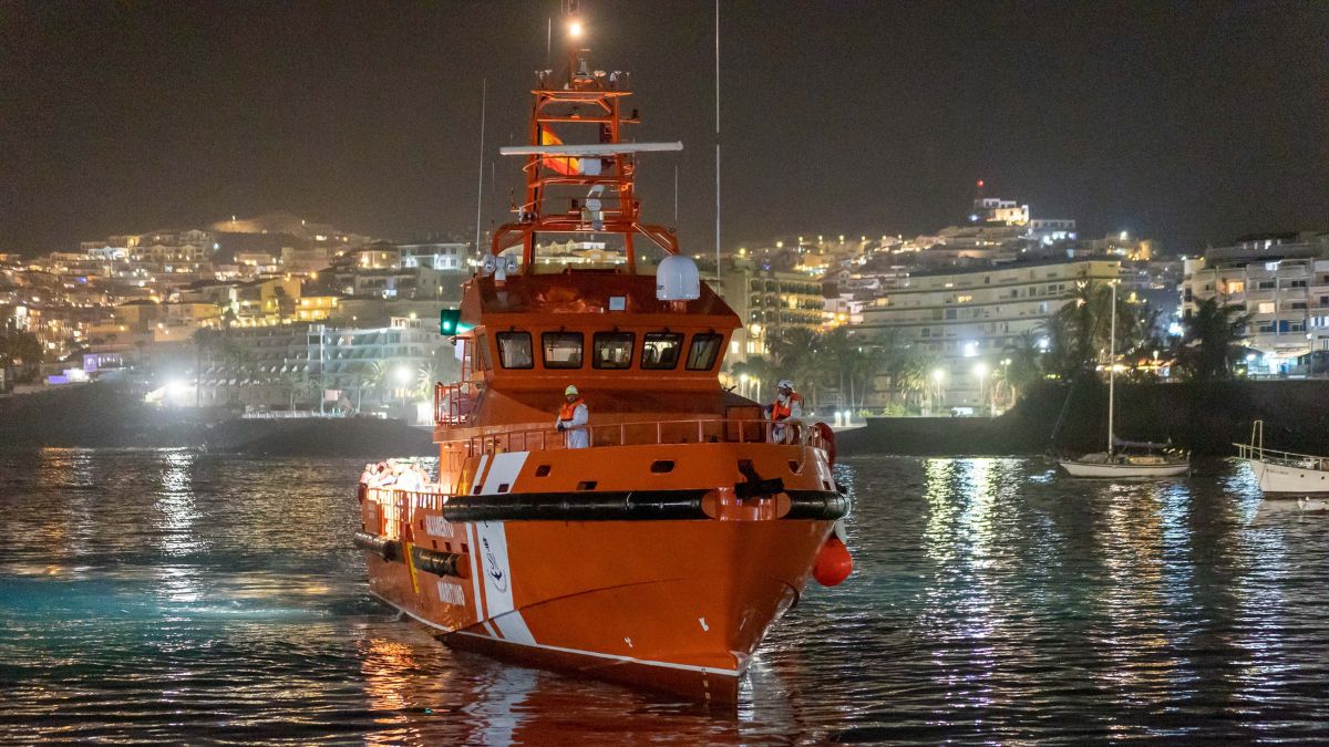 Salvamento rescata a 230 inmigrantes en un cayuco a 429 kilómetros de Gran Canaria
