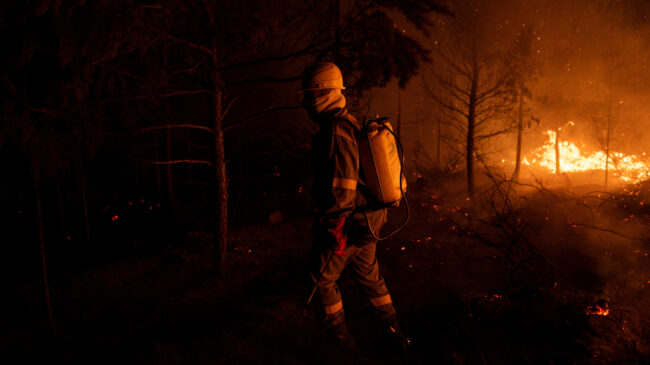 Nuevos incendios y reactivaciones desalojan a más de 300 vecinos de 10 poblaciones en León