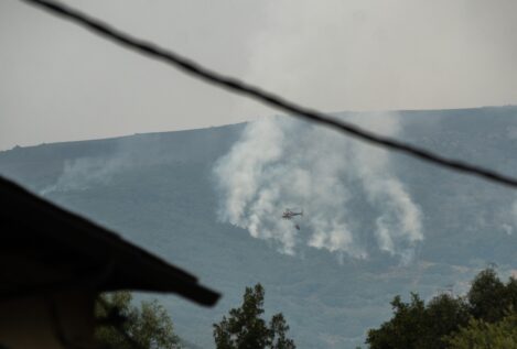 El operativo del incendio de Porto (Zamora) trabaja con 250 efectivos y 14 medios aéreos