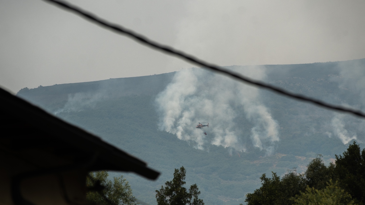 El operativo del incendio de Porto (Zamora) trabaja con 250 efectivos y 14 medios aéreos