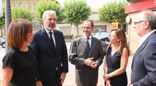 Page, Azcón y Alegría acuden al velatorio privado para despedir a Javier Lambán