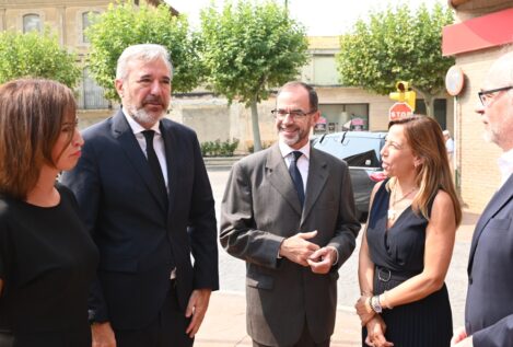 Page, Azcón y Alegría acuden al velatorio privado para despedir a Javier Lambán