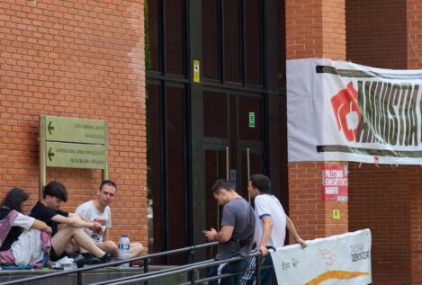 El Ayuntamiento de Vitoria retira diariamente en sus fiestas carteles a favor de los presos de ETA