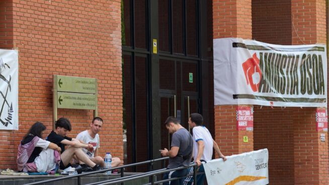El Ayuntamiento de Vitoria retira diariamente en sus fiestas carteles a favor de los presos de ETA