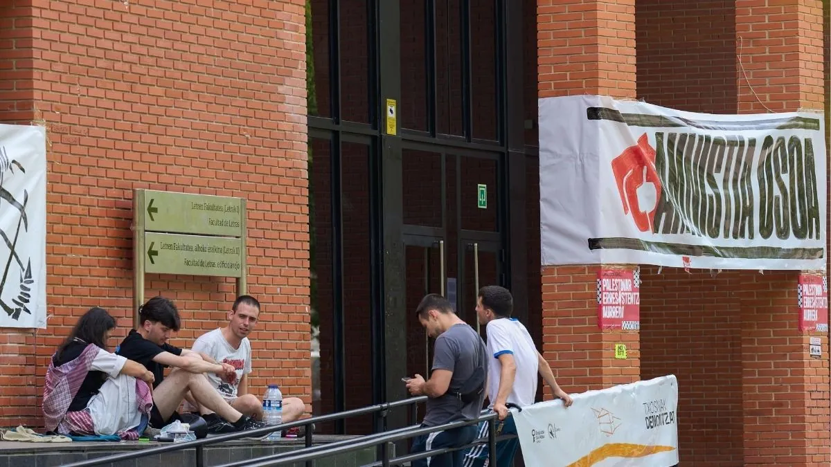 El Ayuntamiento de Vitoria retira diariamente en sus fiestas carteles a favor de los presos de ETA