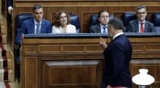 Vox suma tres diputados más a costa de un PSOE en plena caída, según una encuesta