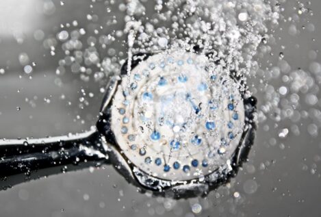 Adiós al moho en la silicona de la ducha: este es el truco para acabar con ello