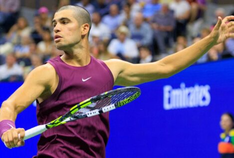 Alcaraz arrasa a Opelka sin despeinarse y avanza firme a segunda ronda del US Open