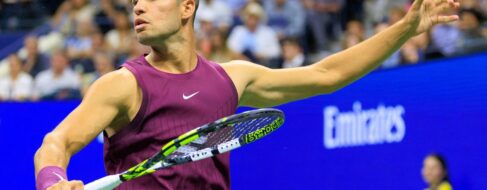 Alcaraz arrasa a Opelka sin despeinarse y avanza firme a segunda ronda del US Open