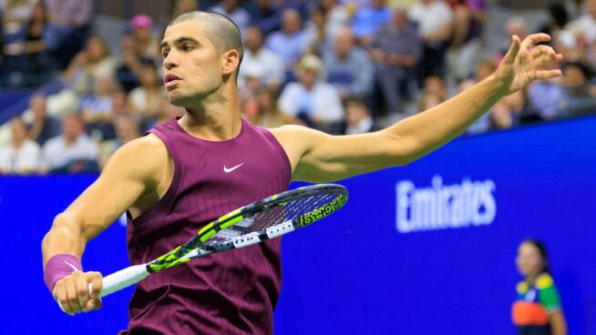 Alcaraz arrasa a Opelka sin despeinarse y avanza firme a segunda ronda del US Open