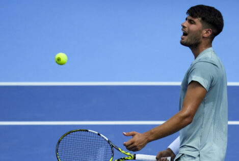 Alcaraz sufre para ganar a Dzumhur en su estreno en el abierto de Cincinnati