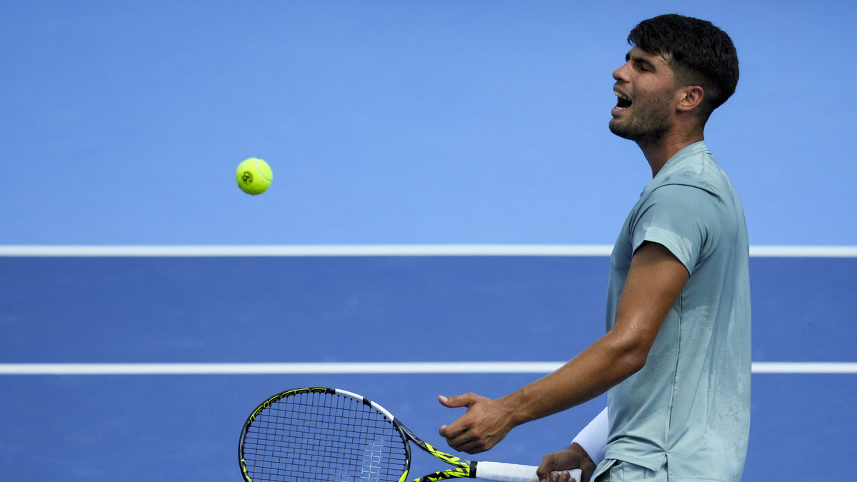Alcaraz sufre para ganar a Dzumhur en su estreno en el abierto de Cincinnati