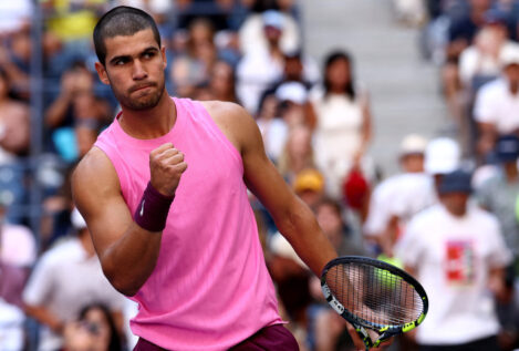 Carlos Alcaraz arrasa a Novak Djokovic en tres sets y se mete en la final del US Open