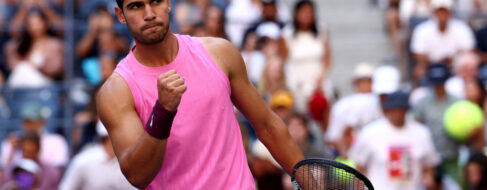 Carlos Alcaraz arrasa a Novak Djokovic en tres sets y se mete en la final del US Open