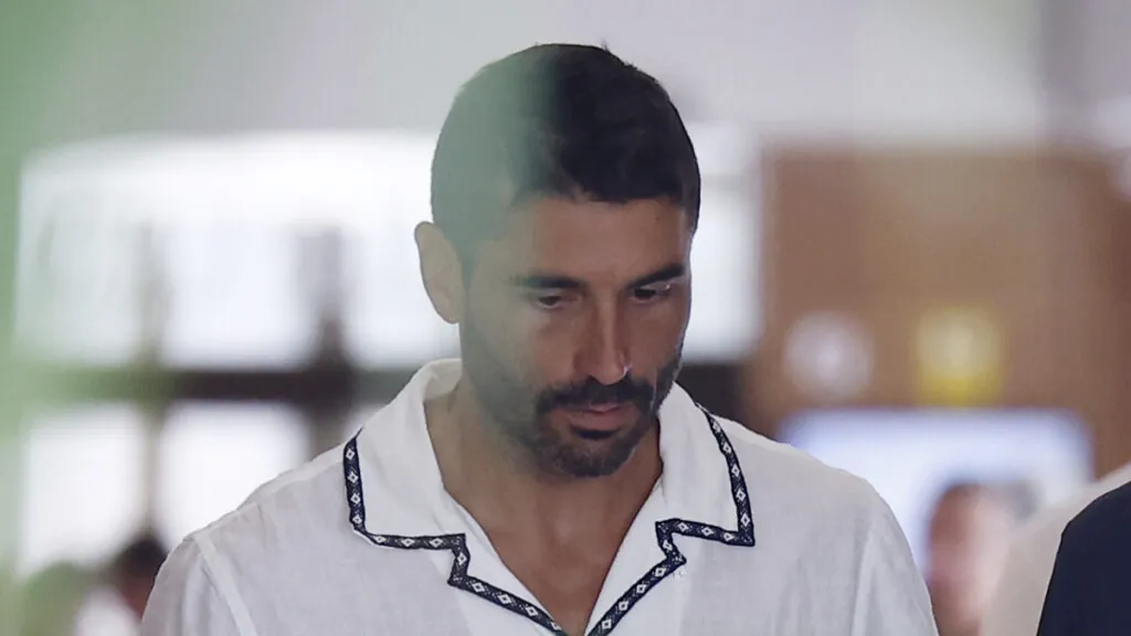 Las primeras fotos de Álex García tras la muerte de Verónica Echegui: muy triste y desencajado