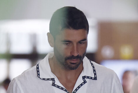 Las primeras fotos de Álex García tras la muerte de Verónica Echegui: muy triste y desencajado