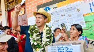 Apedrean a un candidato presidencial en plena jornada electoral en Bolivia