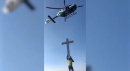El Aneto recupera la cruz tras ser restaurada y trasladada en helicóptero