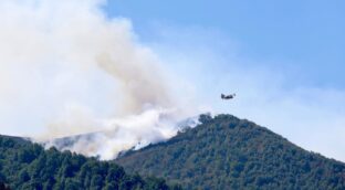 Asturias evacua seis pueblos ante la gravedad y rapidez del nuevo incendio de Ibias
