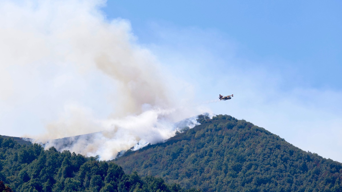 Asturias evacua seis pueblos ante la gravedad y rapidez del nuevo incendio de Ibias